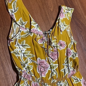 NWT cupcakes & cashmere Ruffle Floral‎ Top M